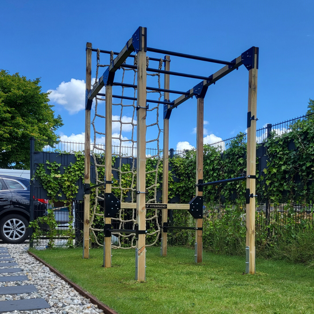Outdoor fitness opstelling in de tuin met calisthenics toestel, pull-up bars en outdoor power rack voor krachttraining en lichaamsgewichttraining.