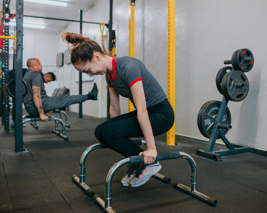 Pull-up bar, parallettes of dip bars: welke calisthenics apparatuur kies je?