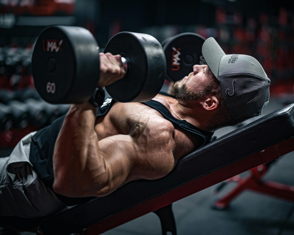 Dumbbells, barbells en kettlebells vergelijken voor krachttraining en home gym