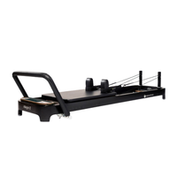 Anniversary Allegro 2 reformer van Balanced Body in zwart met walnoothouten details