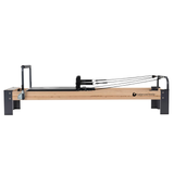 Rialto Reformer met massief esdoornhouten frame en aluminium onderstel