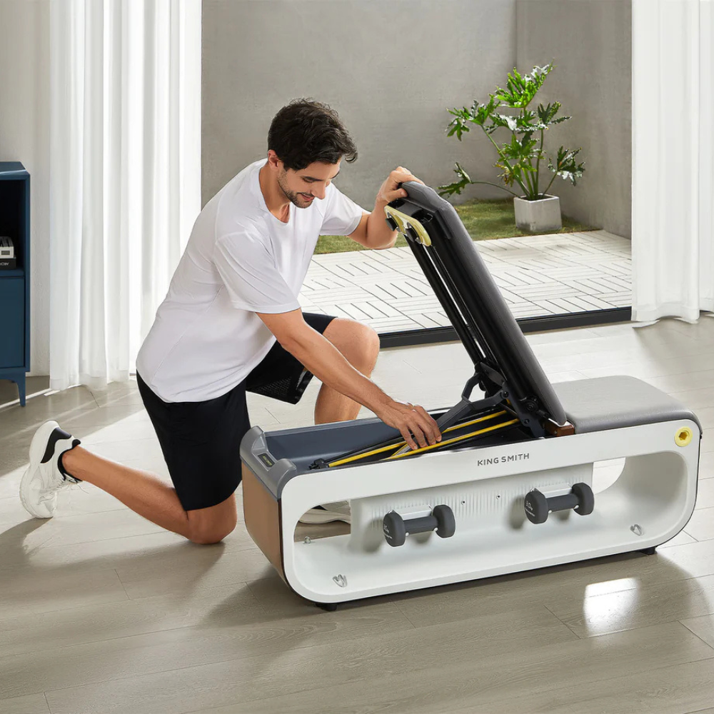 KingSmith multifunctionele fitness bank voor home gym model man