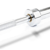 Professionele barbell met chroom coating en dubbele knurl grip ingezoomd