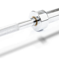 Professionele barbell met chroom coating en dubbele knurl grip ingezoomd