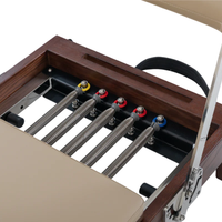 Luxe wood reformer voor thuisgebruik en Pilates studio springs ingezoomd