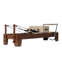 Luxe Pilates reformer voor studio's en professionele trainingsruimtes schuin