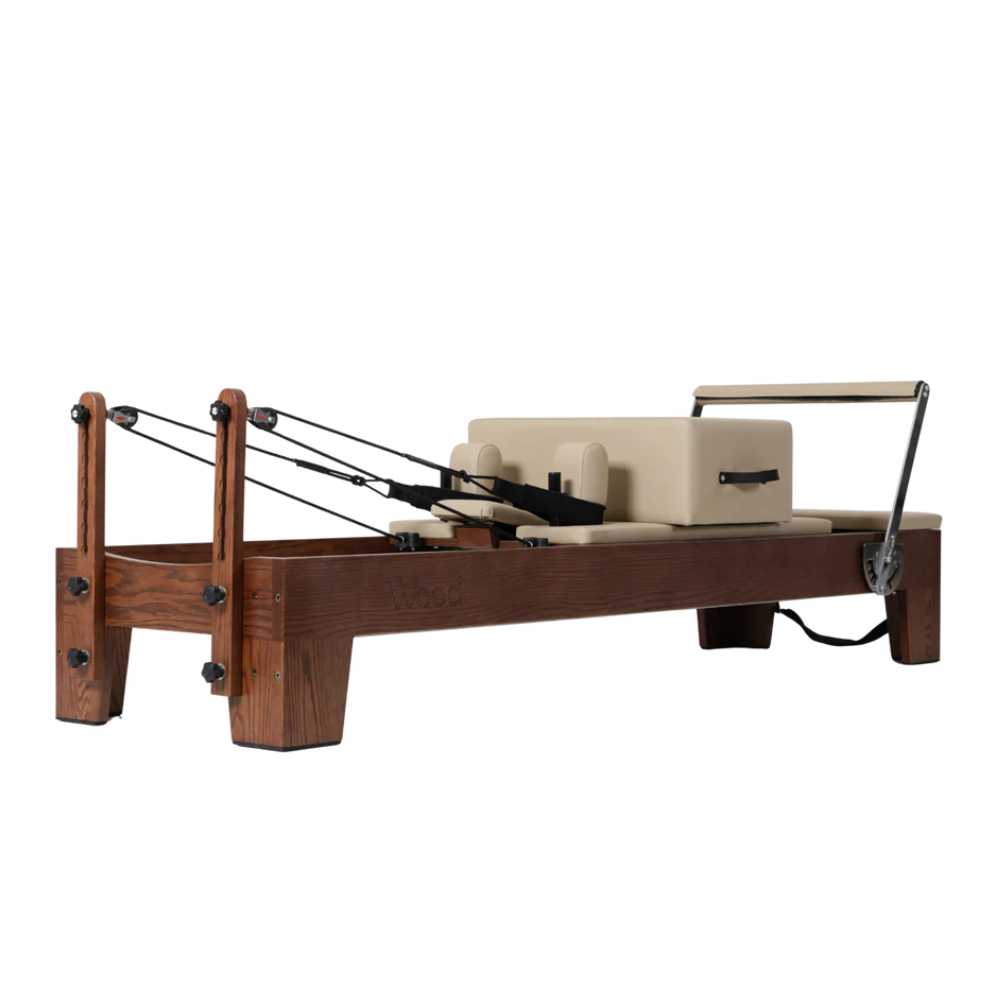 Luxe Pilates reformer voor studio's en professionele trainingsruimtes schuin