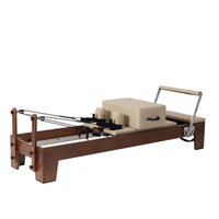 Luxe Pilates reformer voor studio's en professionele trainingsruimtes boven schuin