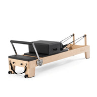 Wood Reformer The Maple Studio Black Edition – pilates reformer van esdoornhout met zwarte bekleding, productfoto op witte achtergrond