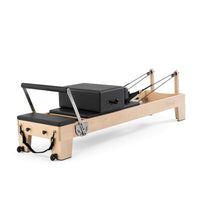 Wood Reformer The Maple Studio Black Edition – pilates reformer van esdoornhout met zwarte bekleding, productfoto op witte achtergrond