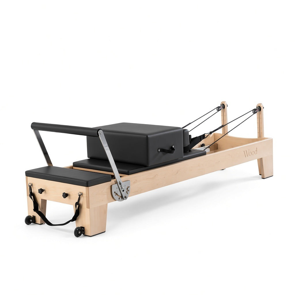 Wood Reformer The Maple Studio Black Edition – pilates reformer van esdoornhout met zwarte bekleding, productfoto op witte achtergrond