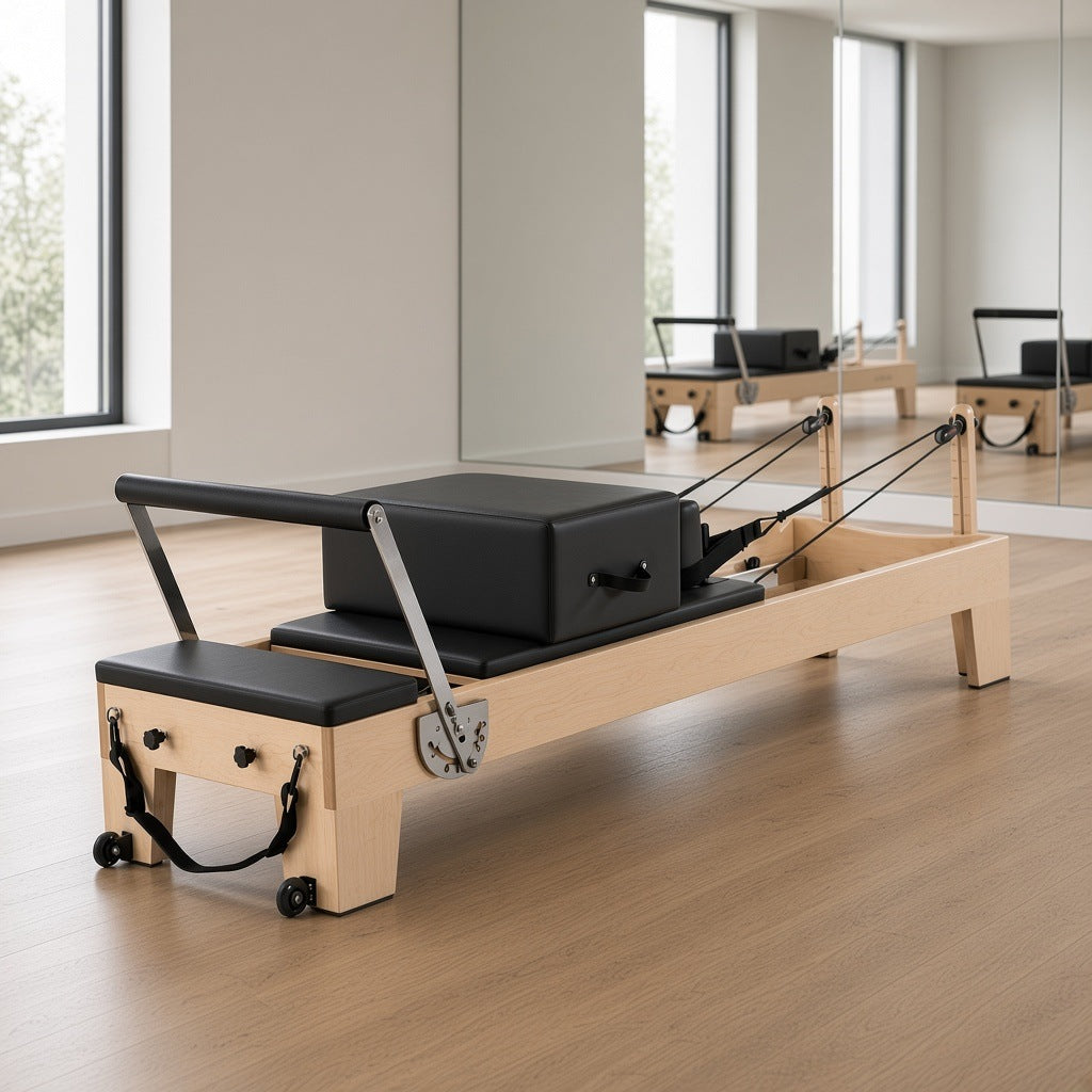 The Maple Studio Black Edition: esdoornhouten pilates reformer met zwarte bekleding in een lichte pilatesstudio