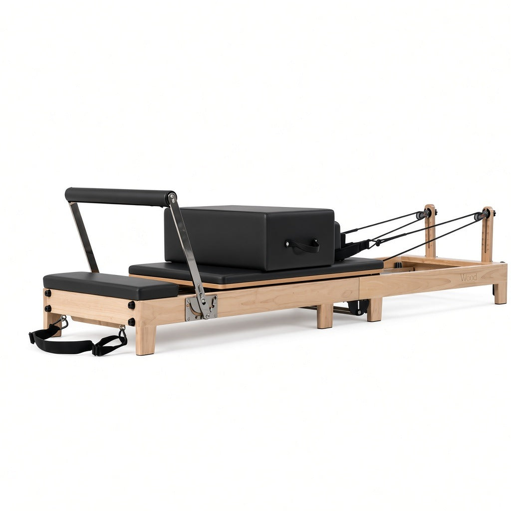 Wood Reformer The Oak Foldable Black Edition – inklapbare pilates reformer van eikenhout met zwarte bekleding, productfoto op witte achtergrond