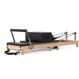Wood Reformer The Oak Foldable Black Edition – inklapbare pilates reformer van eikenhout met zwarte bekleding, productfoto op witte achtergrond