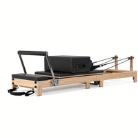 Wood Reformer The Oak Foldable Black Edition – inklapbare pilates reformer van eikenhout met zwarte bekleding, productfoto op witte achtergrond
