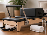 Detail van de Wood Reformer The Oak Foldable Black Edition: eikenhouten frame, zwarte zitbox, voetbalk en voetlussen