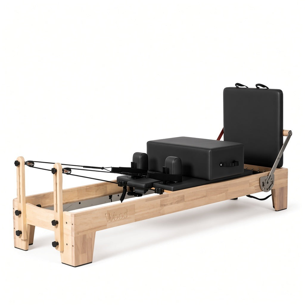 Wood Reformer The Oak Studio Black Edition – pilates reformer van eikenhout met zwarte bekleding en rugleuning, productfoto op witte achtergrond