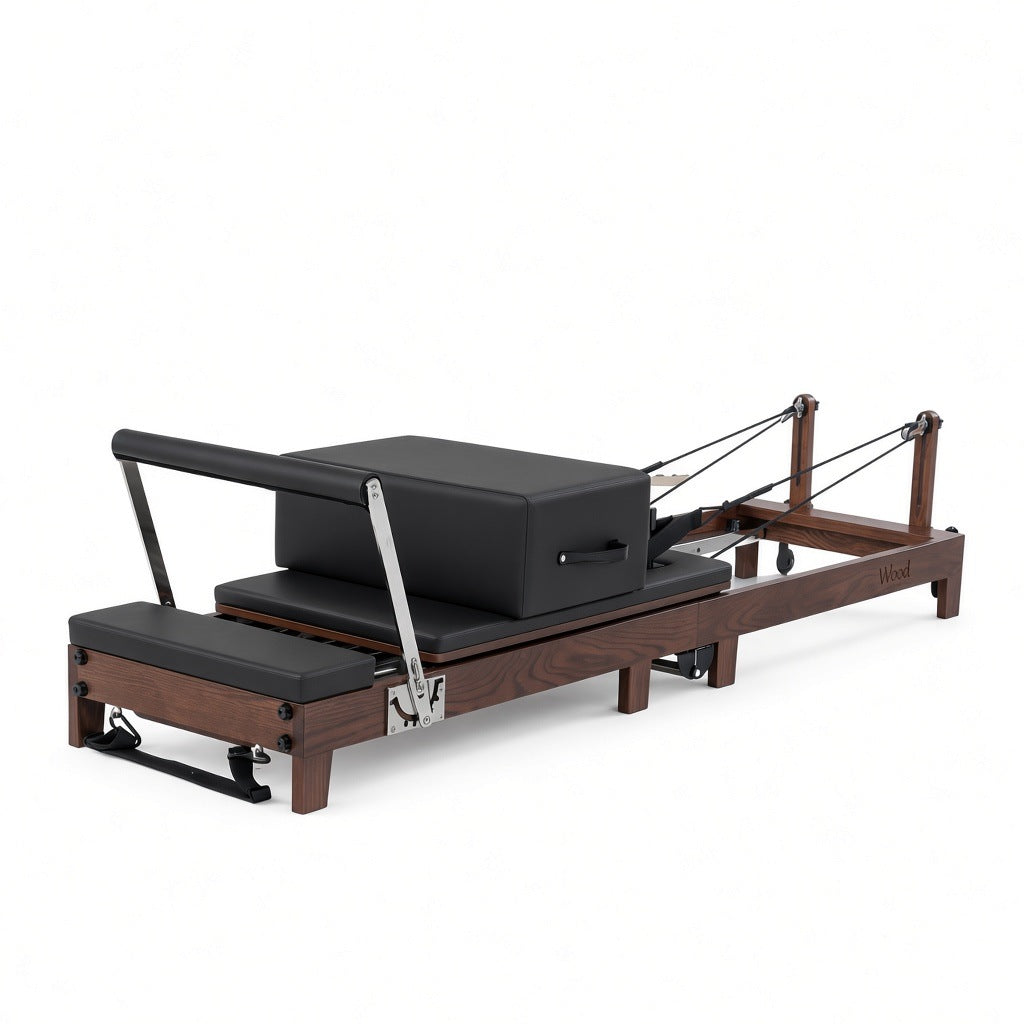 Wood Reformer The Walnut Foldable Black Edition – inklapbare pilates reformer van walnotenhout met zwarte bekleding, productfoto op witte achtergrond