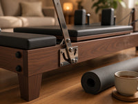 Detail van de Wood Reformer The Walnut Foldable Black Edition: walnotenhouten frame, rvs voetbalkbeslag en zwarte bekleding